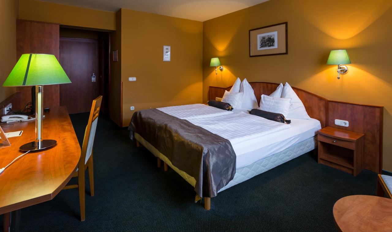 Hotel Gottwald Tata Bagian luar foto