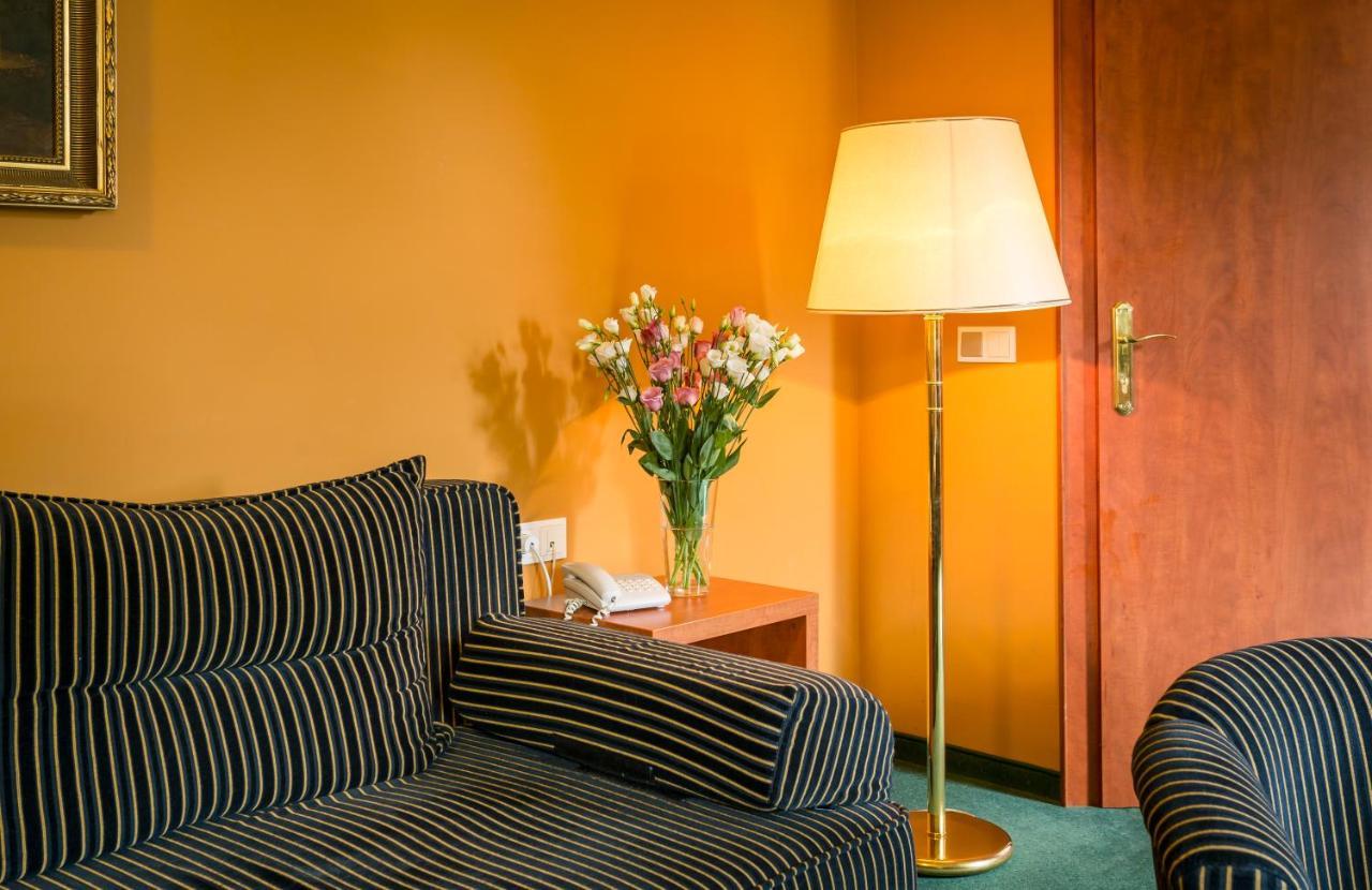 Hotel Gottwald Tata Bagian luar foto