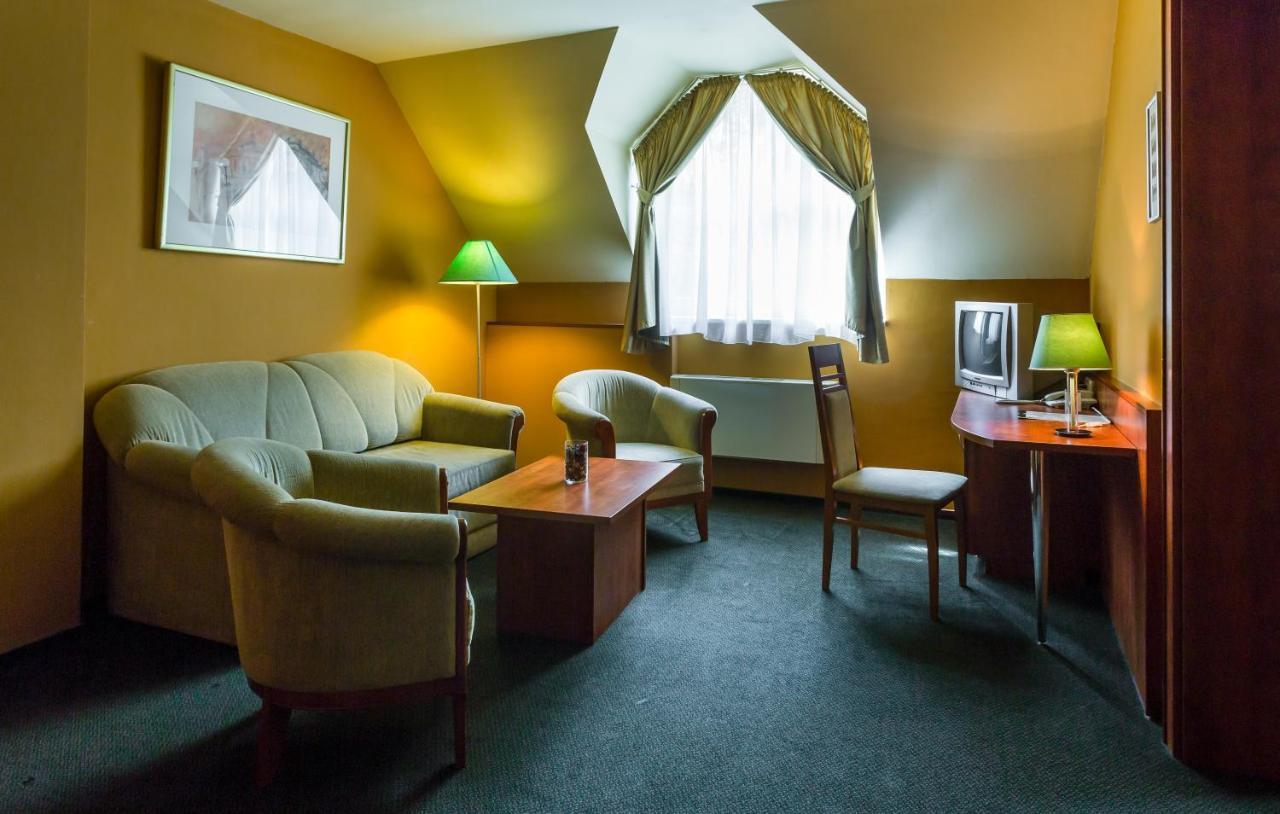 Hotel Gottwald Tata Bagian luar foto