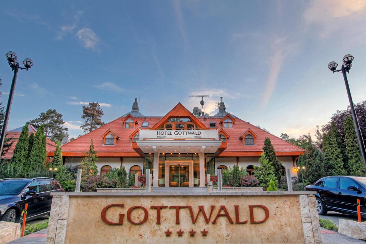 Hotel Gottwald Tata Bagian luar foto
