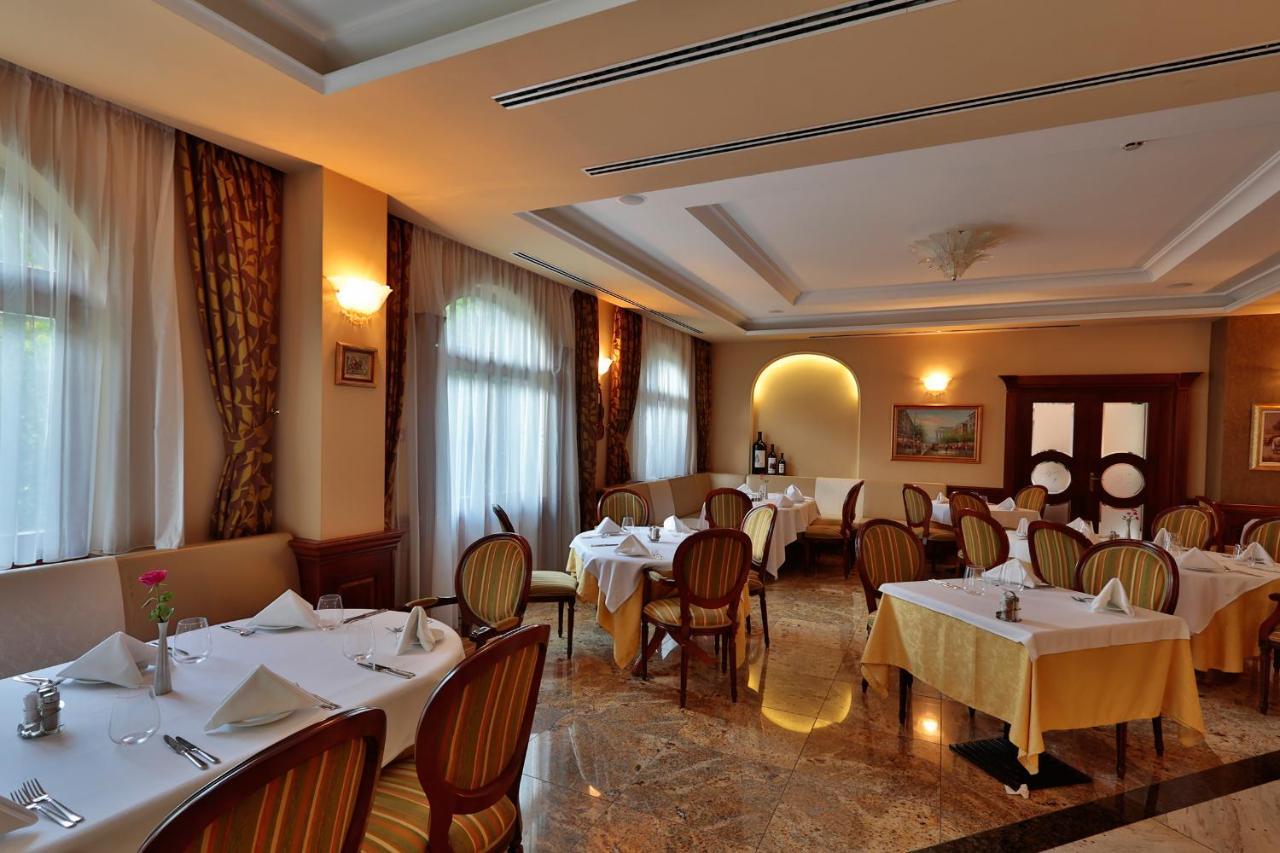 Hotel Gottwald Tata Bagian luar foto