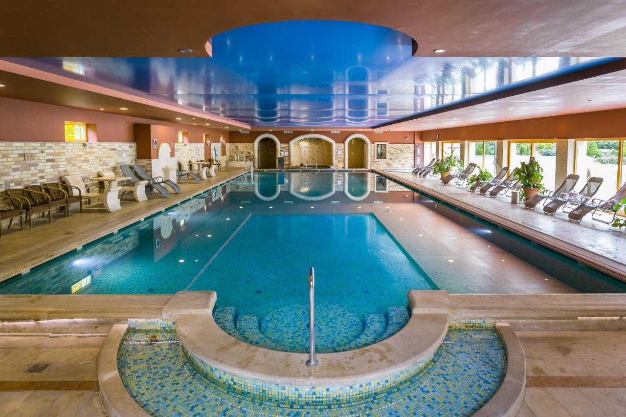Hotel Gottwald Tata Bagian luar foto