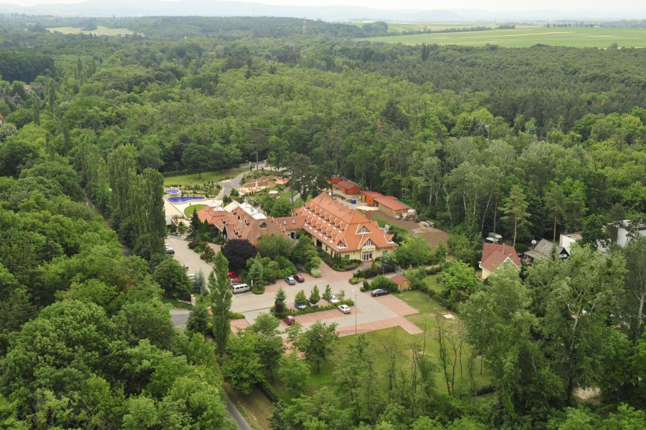 Hotel Gottwald Tata Bagian luar foto