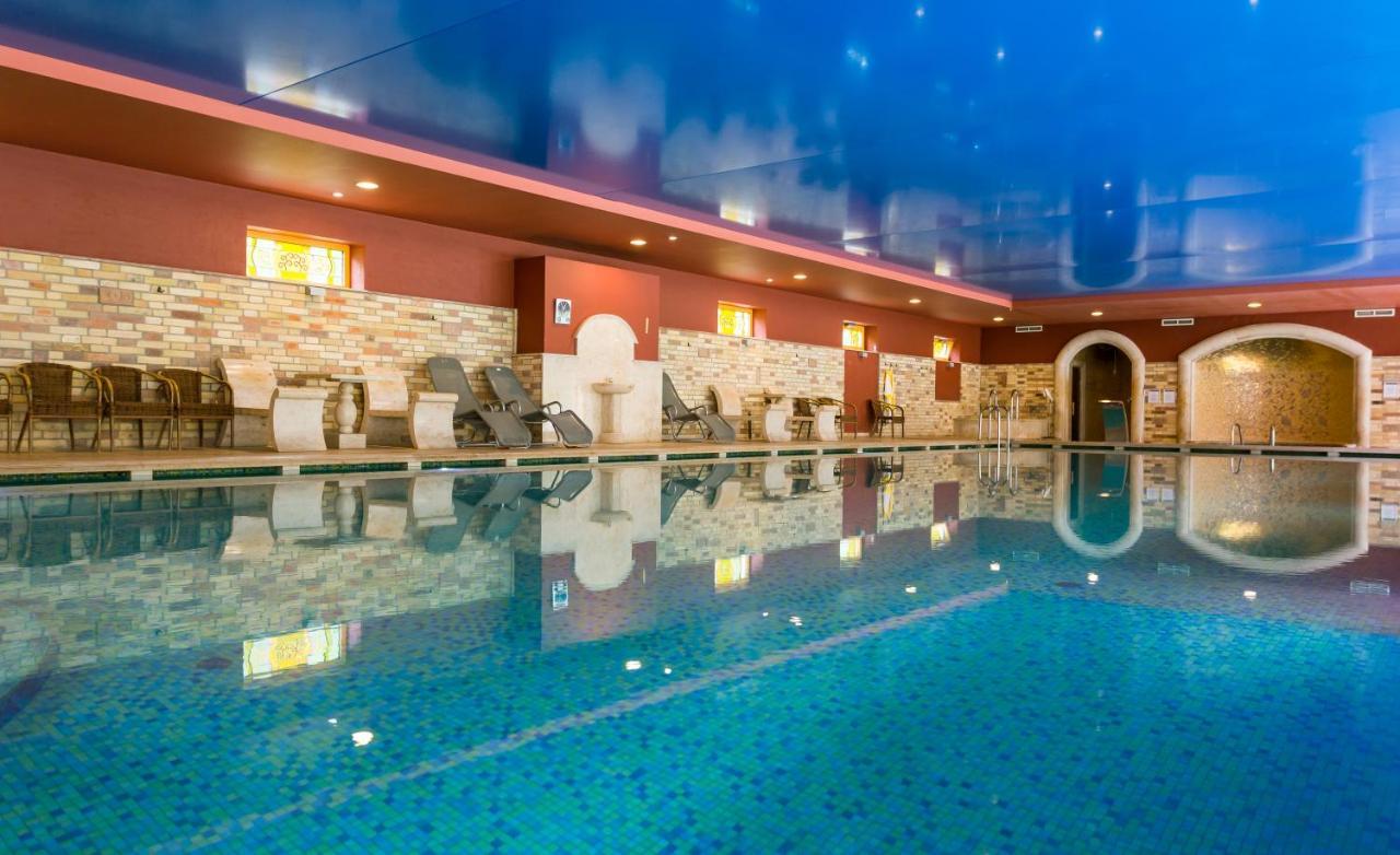 Hotel Gottwald Tata Bagian luar foto