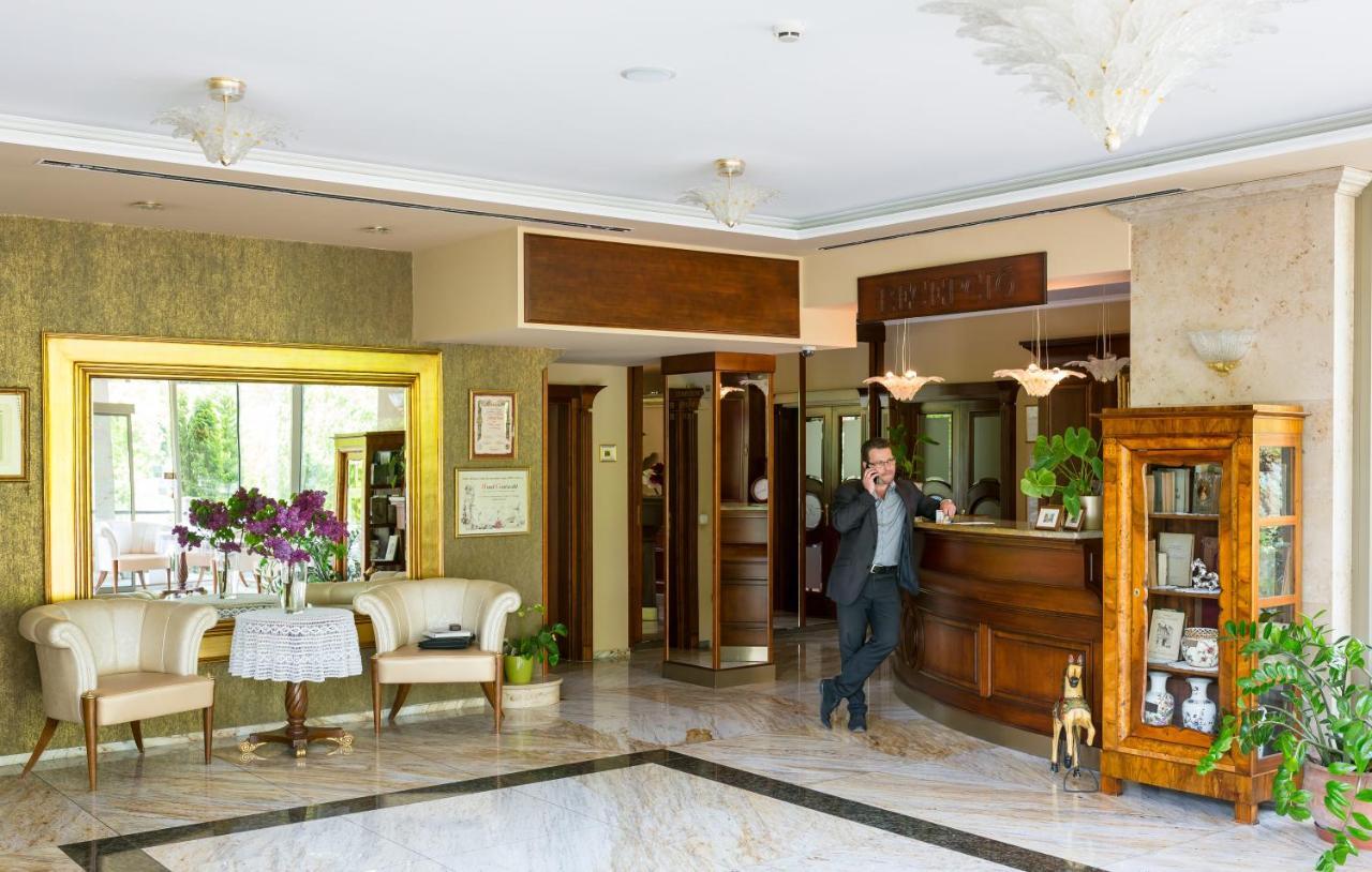 Hotel Gottwald Tata Bagian luar foto