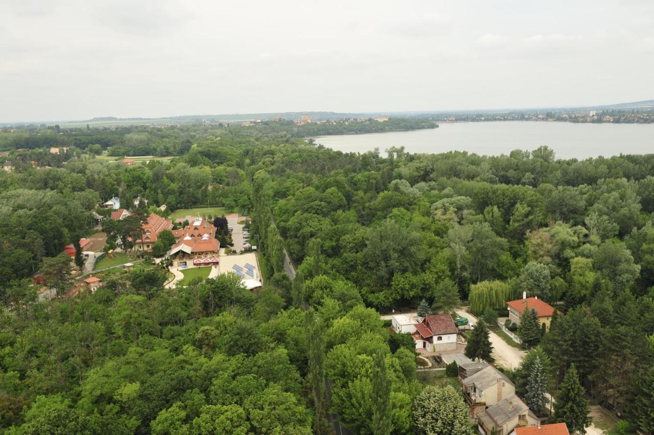 Hotel Gottwald Tata Bagian luar foto