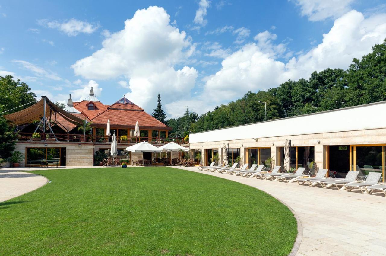 Hotel Gottwald Tata Bagian luar foto